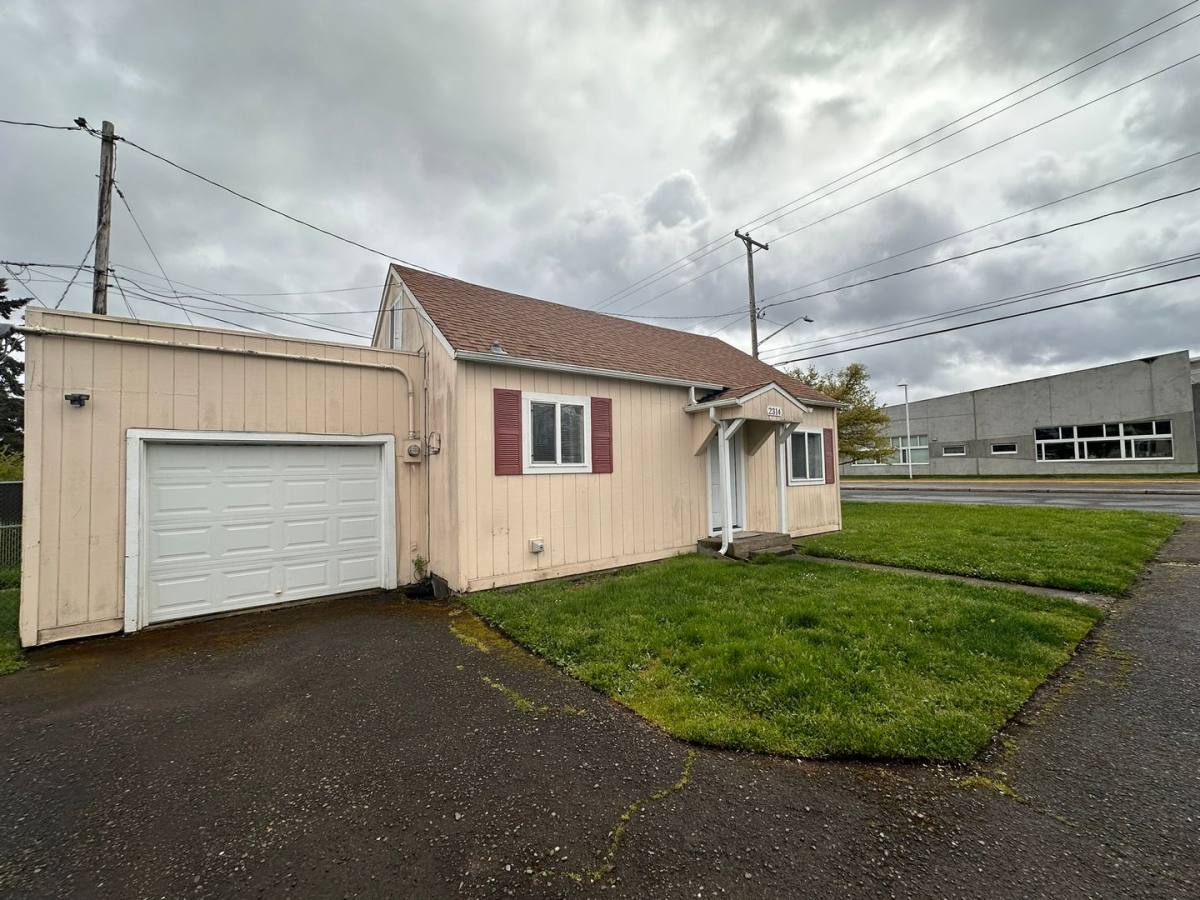 Apartment for rent at 2306 J St, Springfield, OR 97477