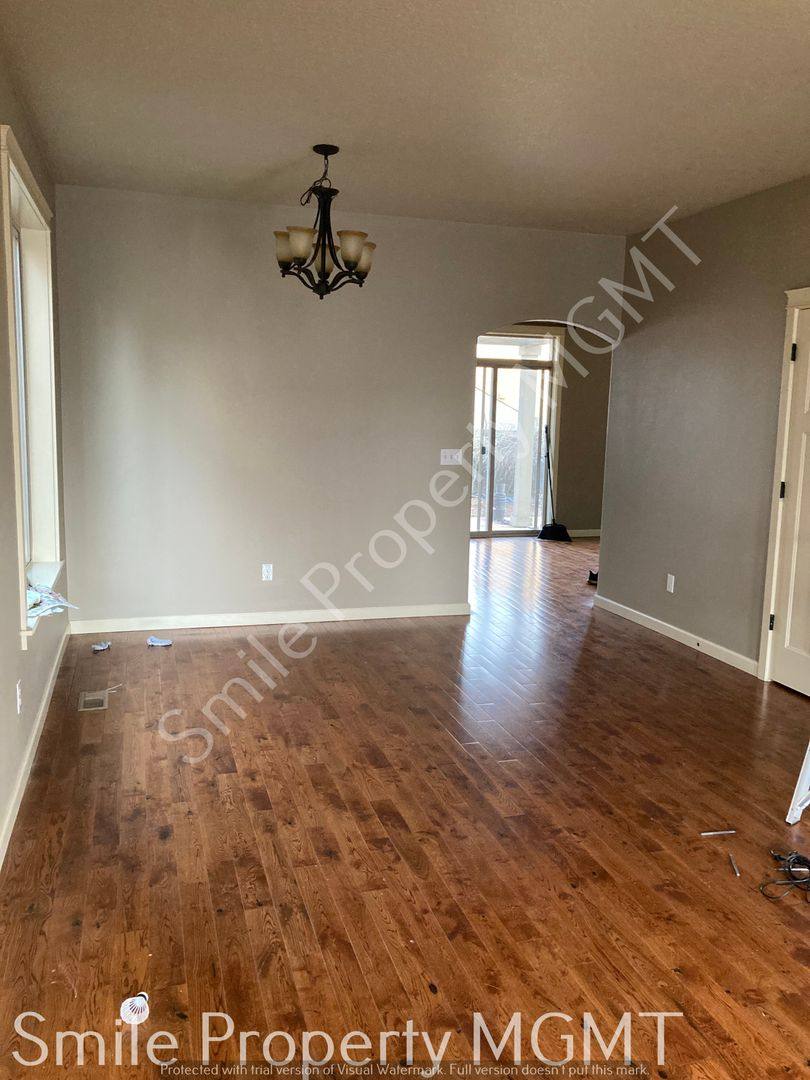 House for rent at 6820 SE 85th Ave, Portland, OR 97266