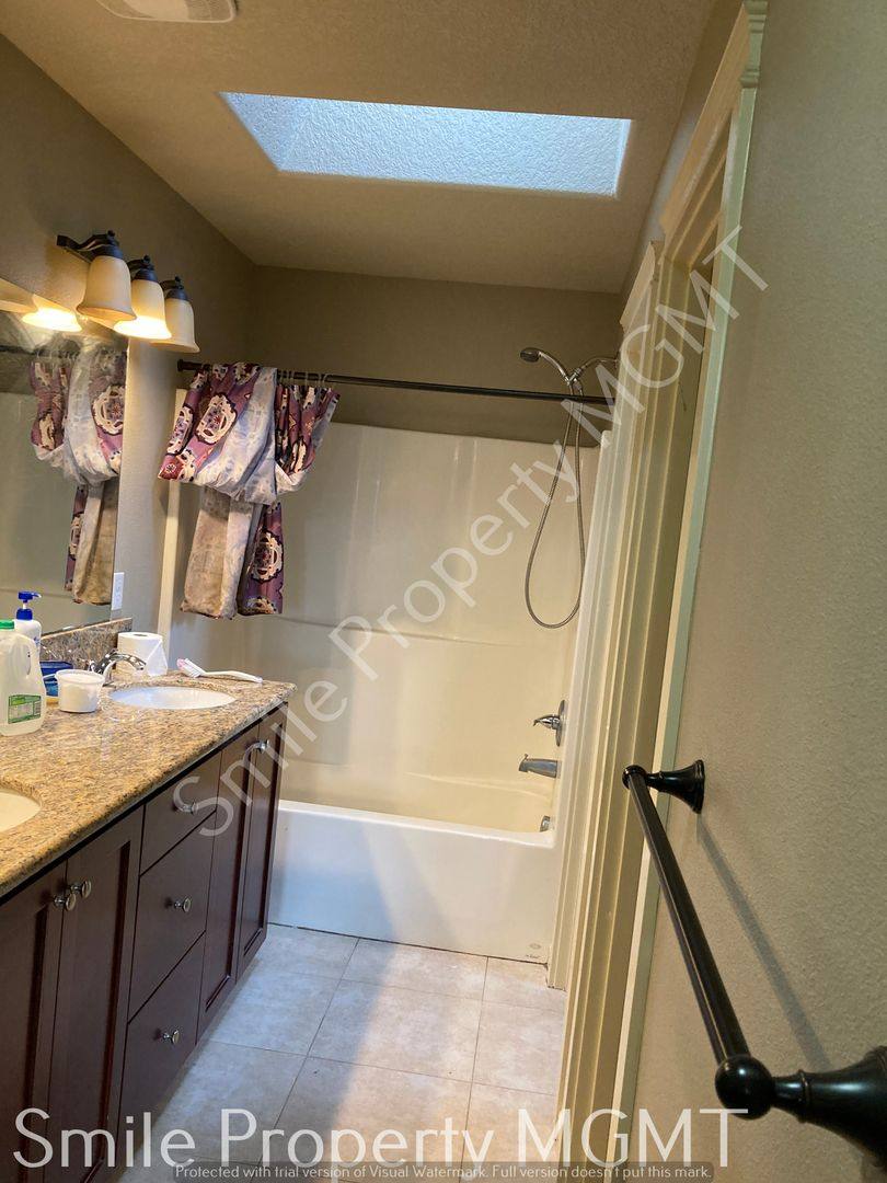 House for rent at 6820 SE 85th Ave, Portland, OR 97266
