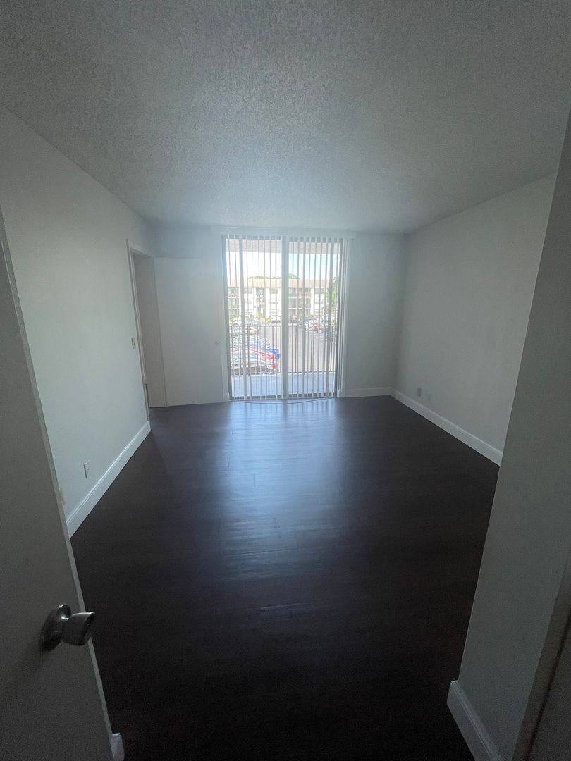 Apartment for rent at 700 Executive Center Dr, West Palm Beach, FL 33401
