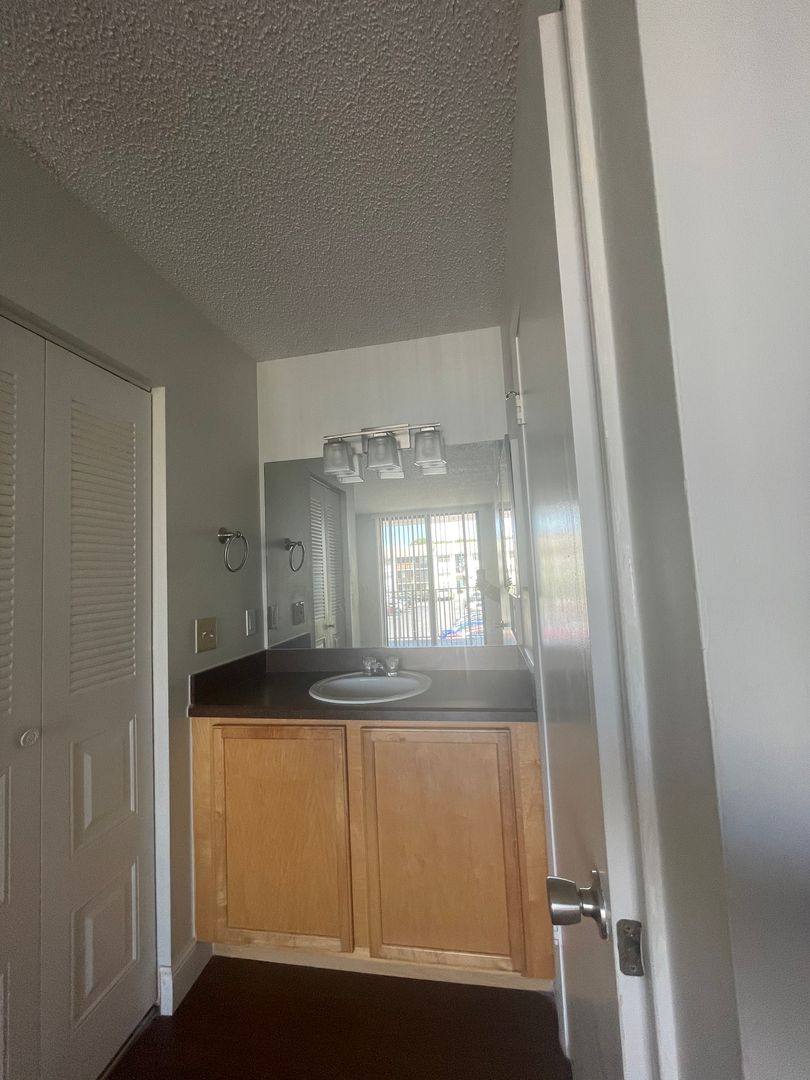 Apartment for rent at 700 Executive Center Dr, West Palm Beach, FL 33401