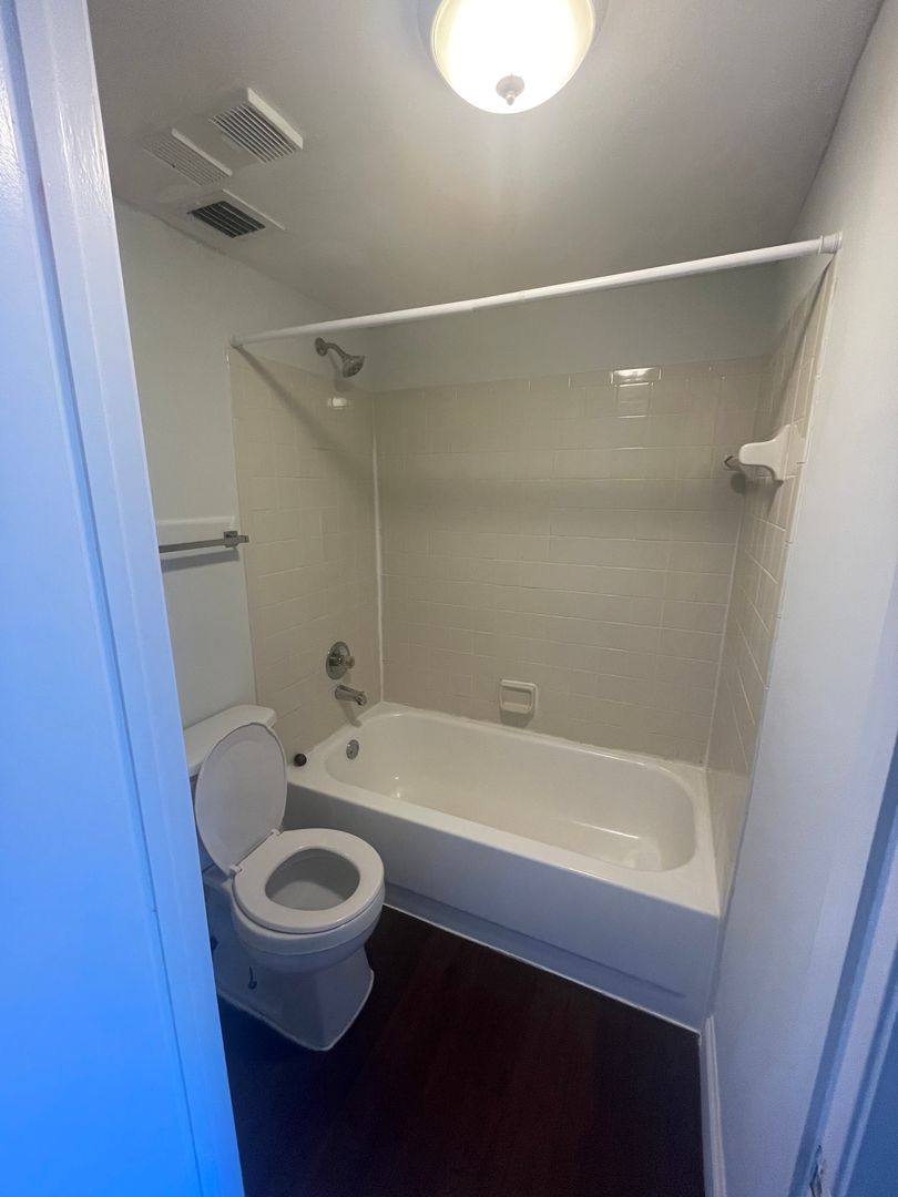 Apartment for rent at 700 Executive Center Dr, West Palm Beach, FL 33401