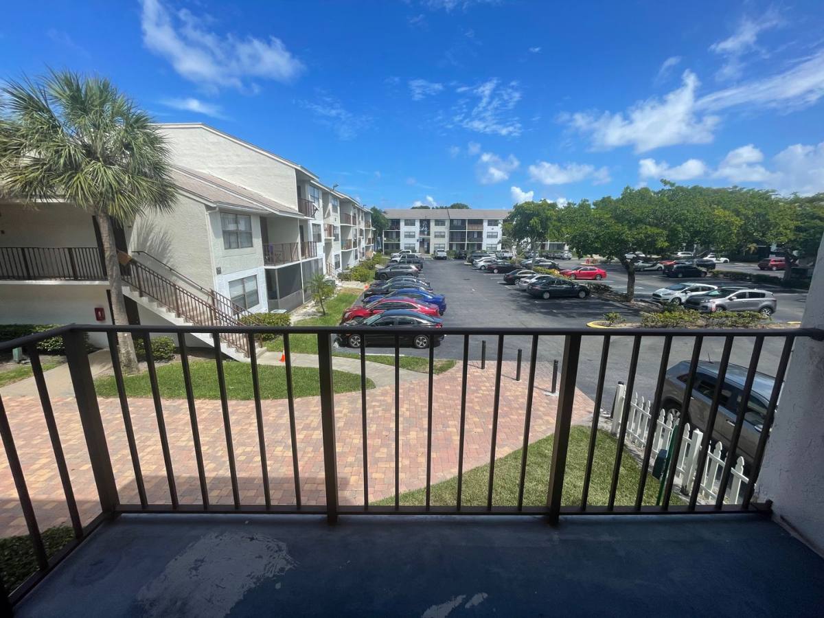 Apartment for rent at 700 Executive Center Dr, West Palm Beach, FL 33401