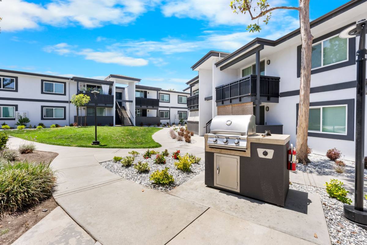 Apartment for rent at 7701 Warner Ave, Huntington Beach, CA 92647