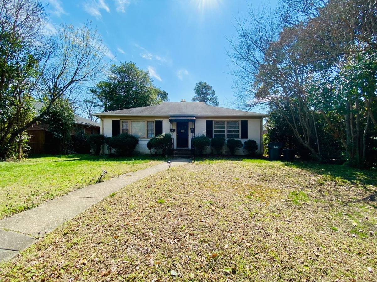 Apartment for rent at 4913 Monument Ave, Richmond, VA 23230