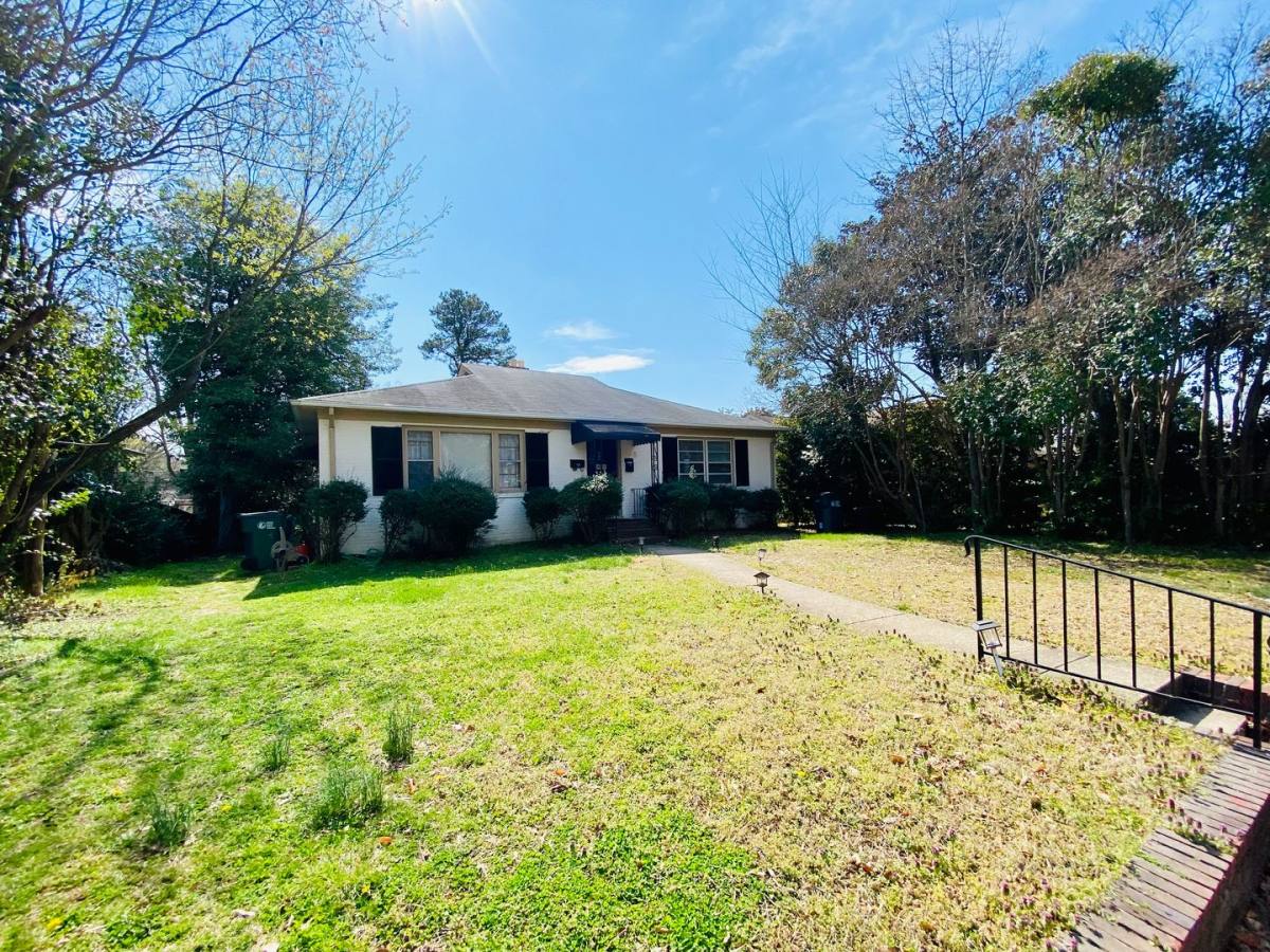 Apartment for rent at 4913 Monument Ave, Richmond, VA 23230