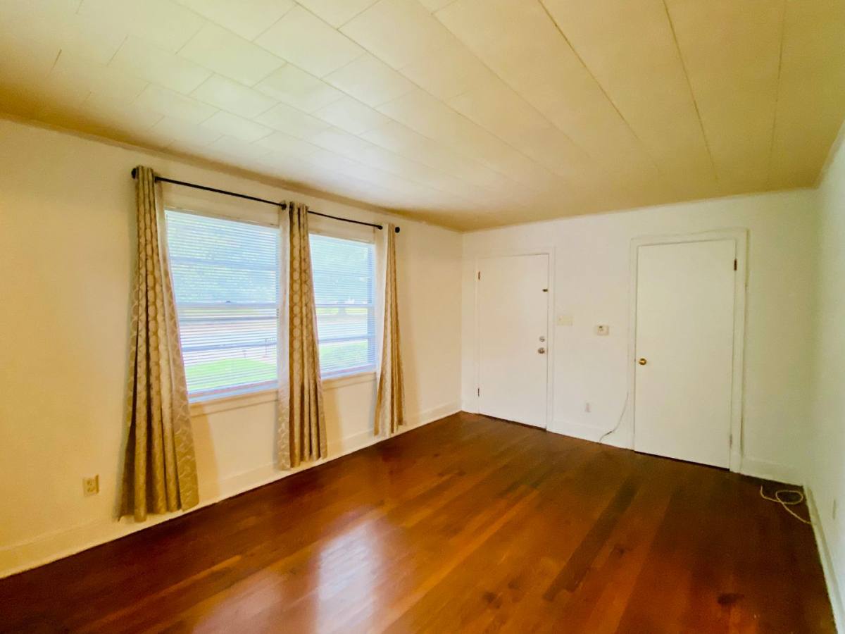 Apartment for rent at 4913 Monument Ave, Richmond, VA 23230