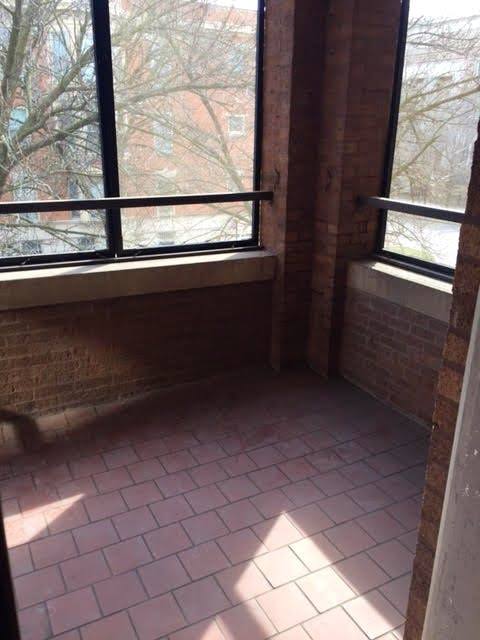 Apartment for rent at 910 W Waveland Ave #1, Chicago, IL 60613