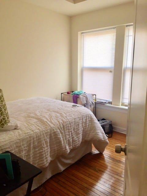 Apartment for rent at 910 W Waveland Ave #1, Chicago, IL 60613