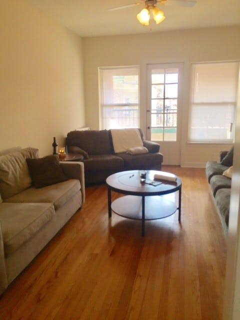 Apartment for rent at 910 W Waveland Ave #1, Chicago, IL 60613
