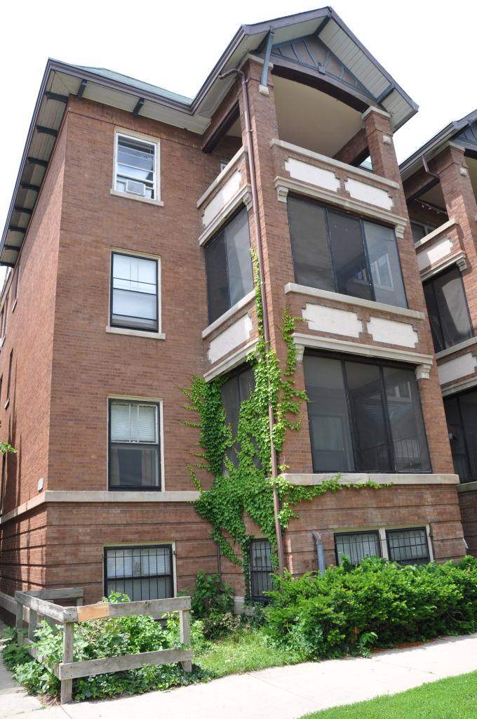 Apartment for rent at 910 W Waveland Ave #1, Chicago, IL 60613
