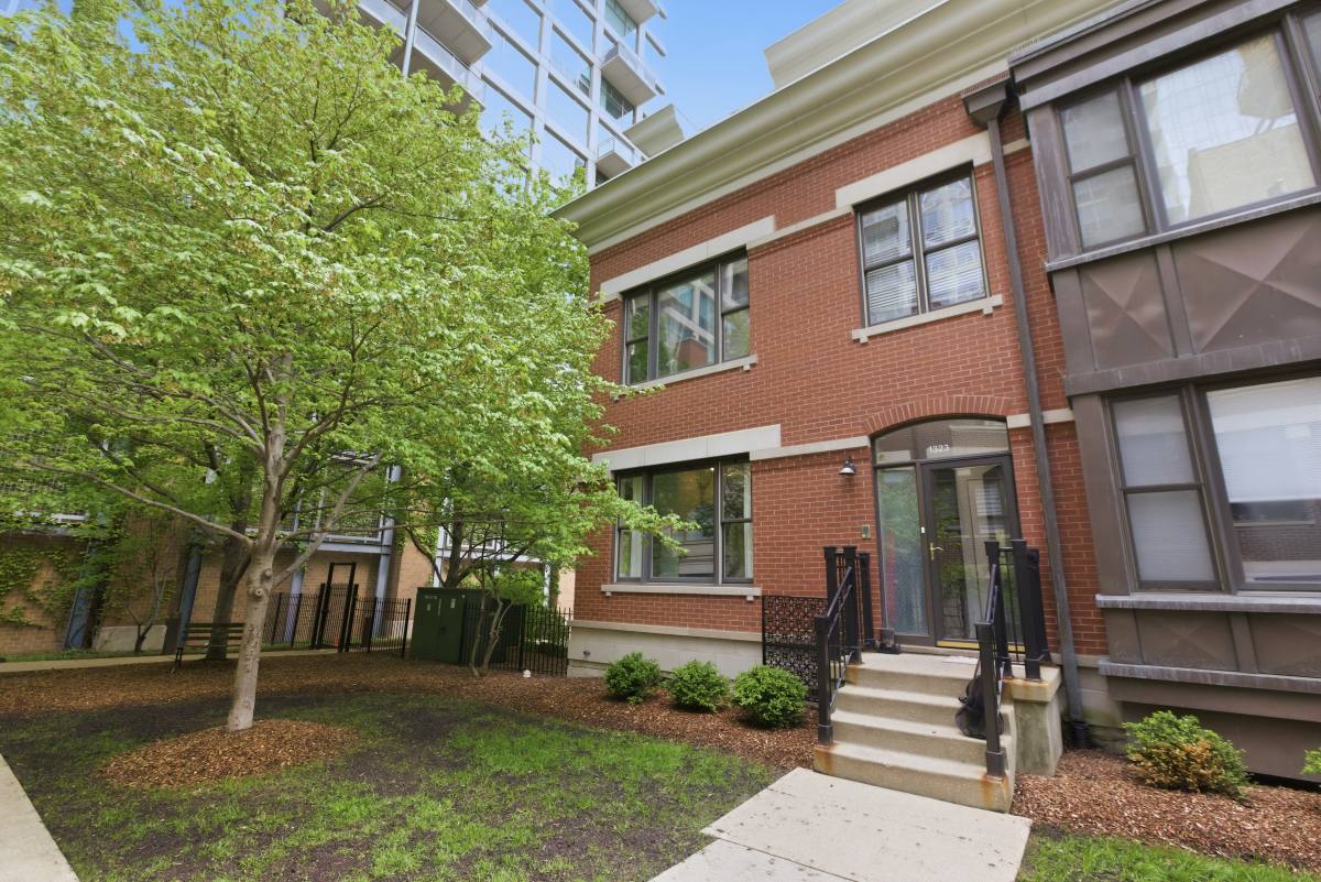 Townhouse for rent at 1323 S Indiana Parkway #TH, Chicago, IL 60605