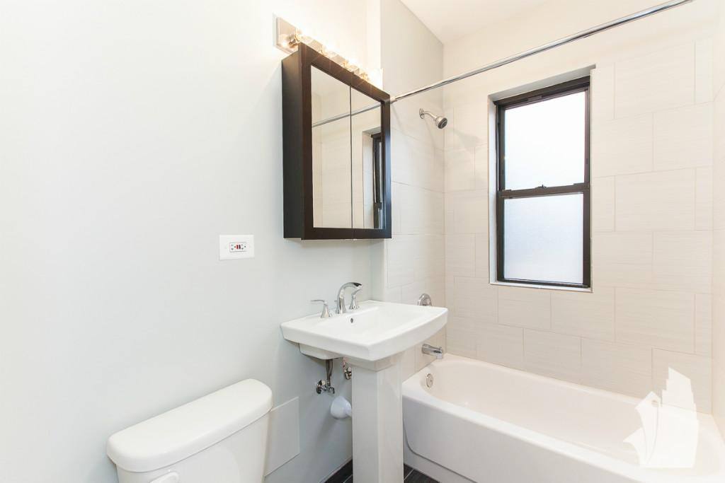 Apartment for rent at 623 W Melrose St #1M, Chicago, IL 60657