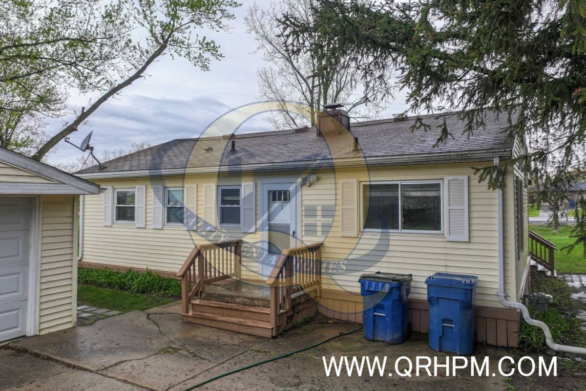 House for rent at 1141 W Cook Rd, Grand Blanc, MI 48439