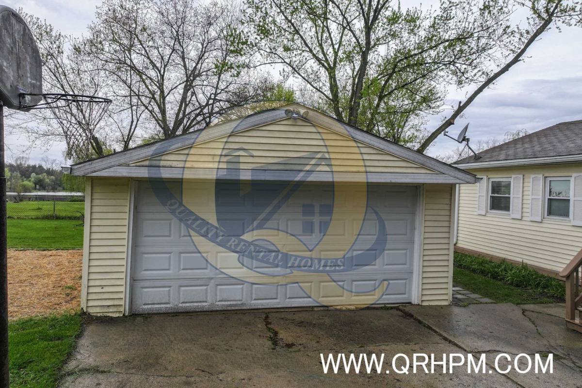 House for rent at 1141 W Cook Rd, Grand Blanc, MI 48439
