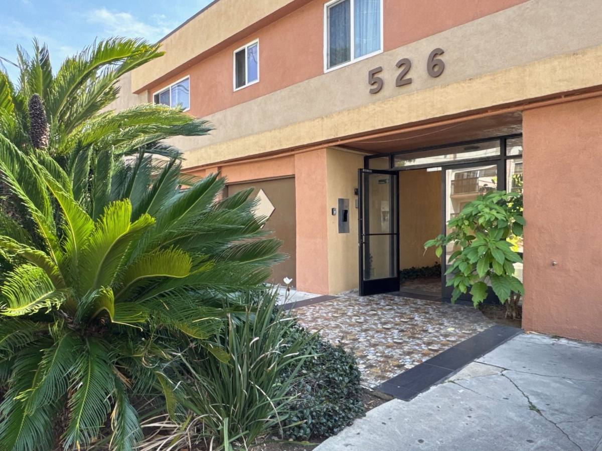 Apartment for rent at 526 E Windsor Rd, Glendale, CA 91205
