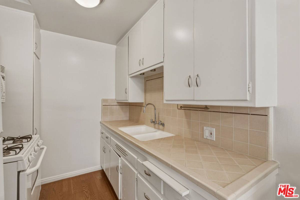 Apartment for rent at 1643 N Formosa Ave, Los Angeles, CA 90046
