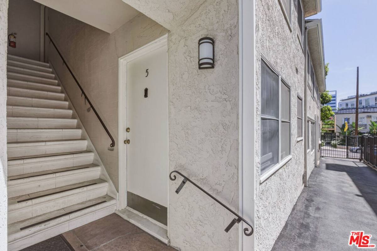 Apartment for rent at 1643 N Formosa Ave, Los Angeles, CA 90046
