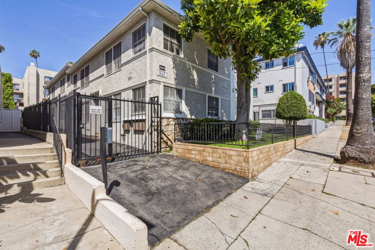 Apartment for rent at 1643 N Formosa Ave, Los Angeles, CA 90046