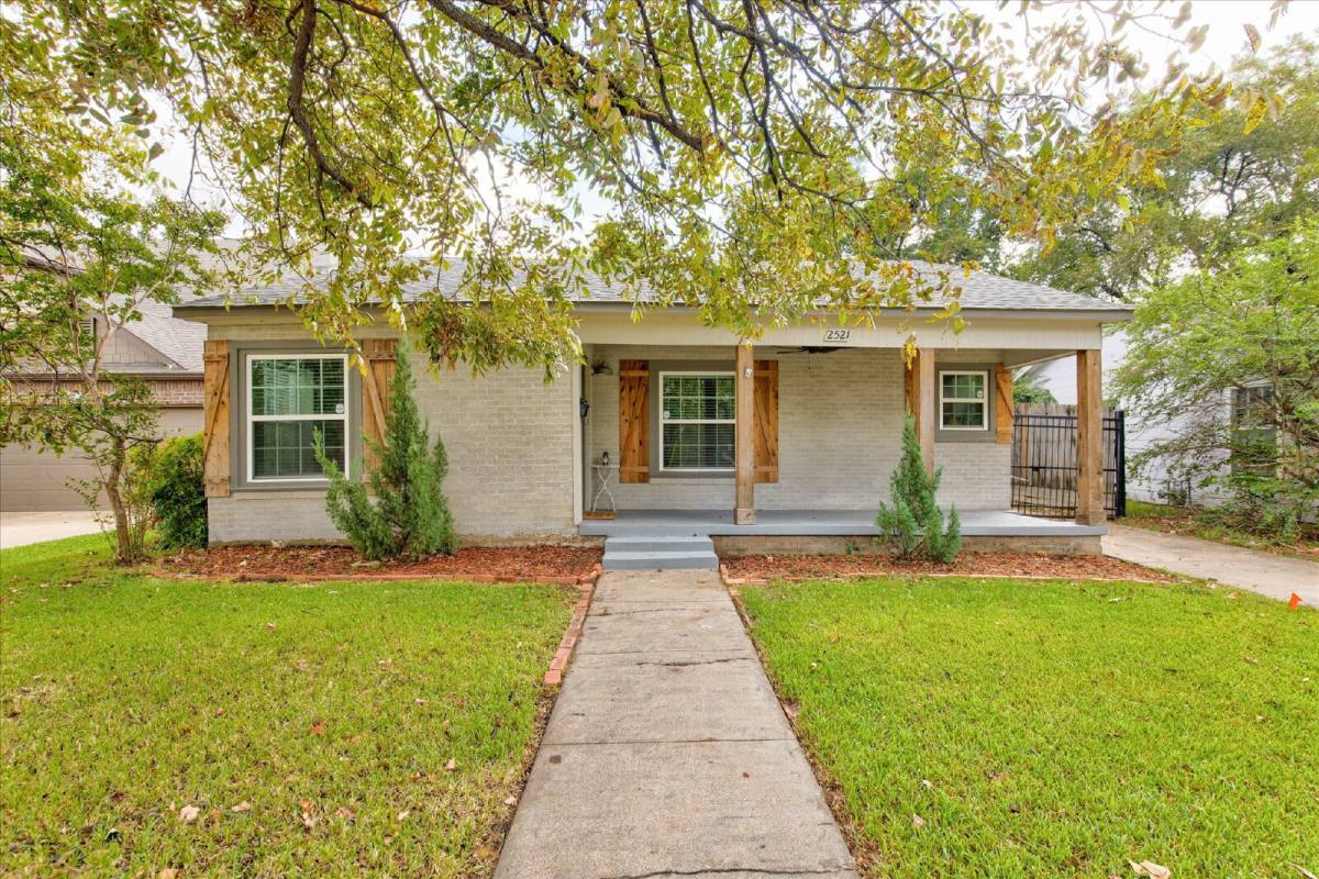 House for rent at 2521 Benbrook Blvd, Fort Worth, TX 76109