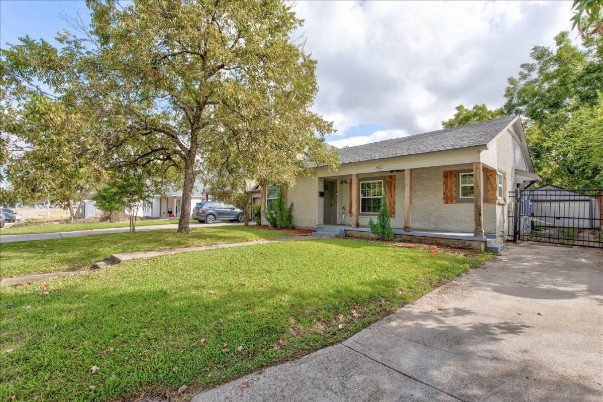 House for rent at 2521 Benbrook Blvd, Fort Worth, TX 76109
