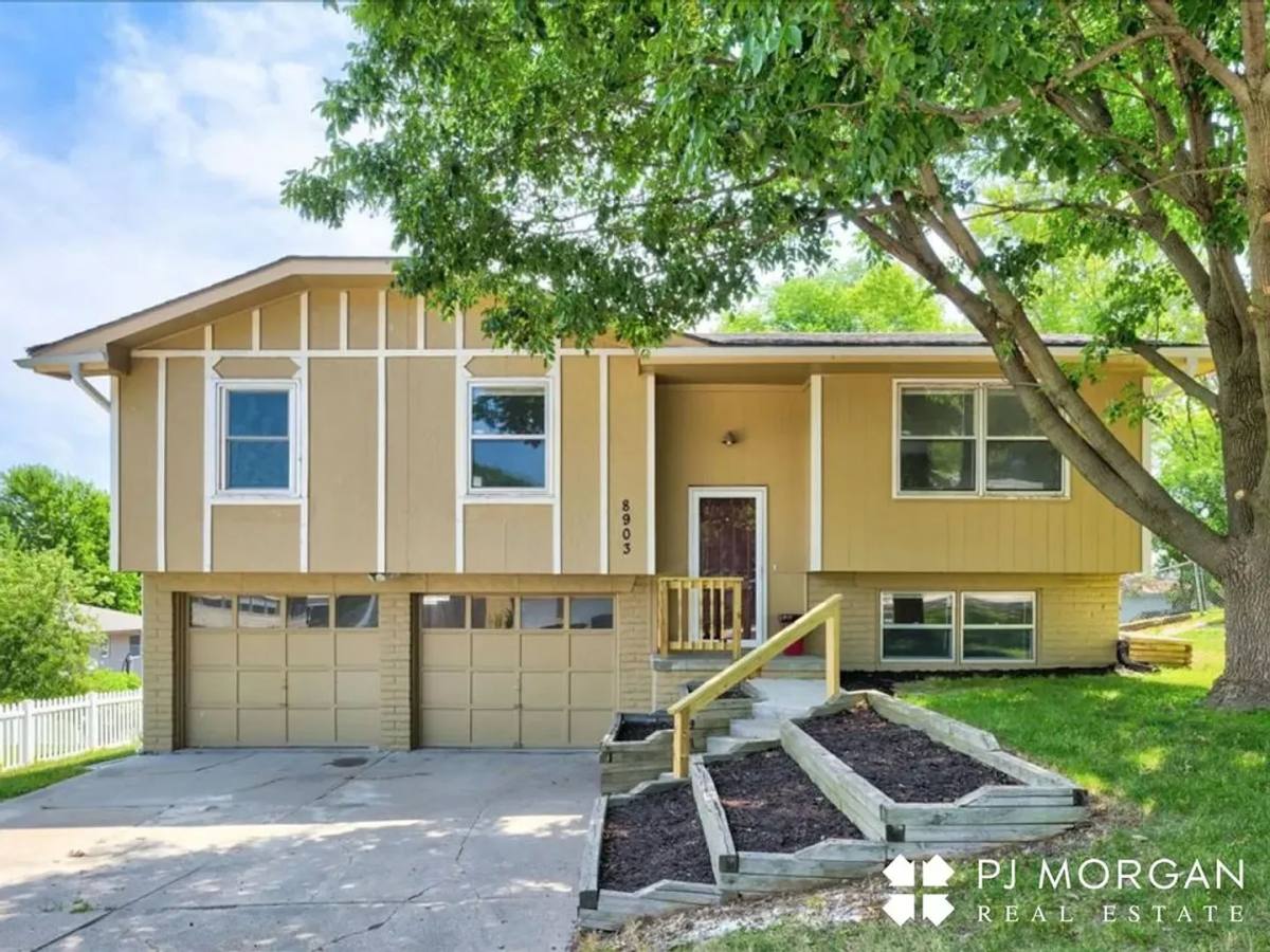 House for rent at 8903 Florence Dr, Bellevue, NE 68147
