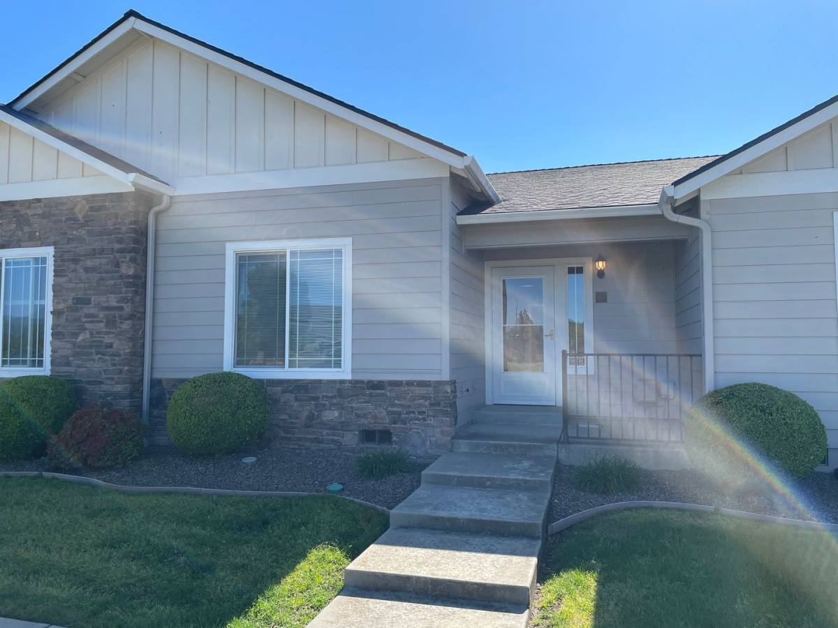 House for rent at 319 S Haskell St, Central Point, OR 97502