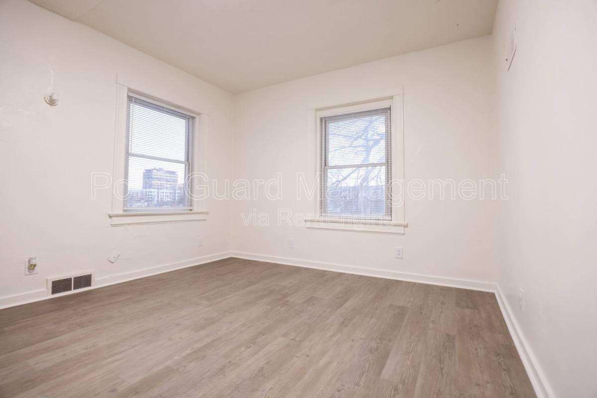 Apartment for rent at 102 N 38th Ave #3, Omaha, NE 68131
