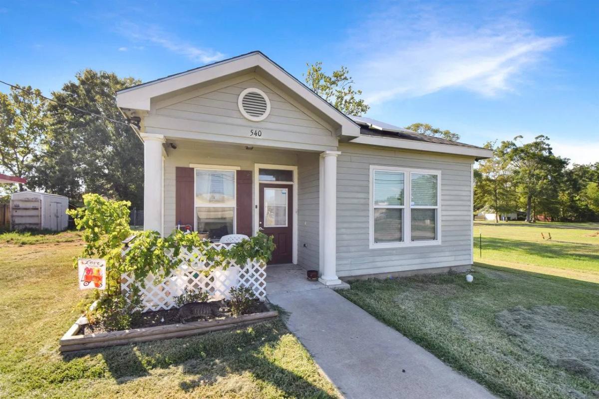 House for rent at 540 S 7th St, Silsbee, TX 77656