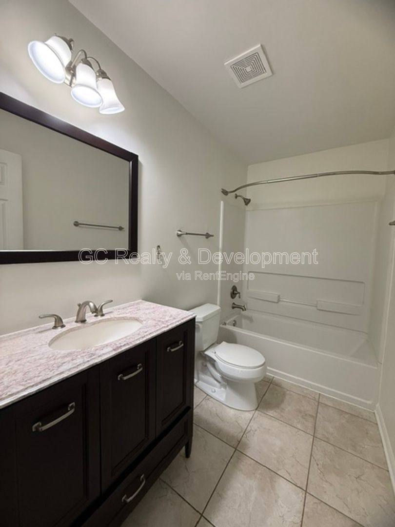 Apartment for rent at 1016 Turin Dr, Hampshire, IL 60140