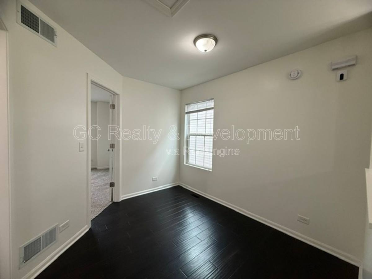Apartment for rent at 1016 Turin Dr, Hampshire, IL 60140
