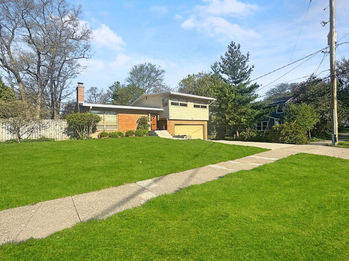 House for rent at 1353 Pinecrest Ave SE, Grand Rapids, MI 49506