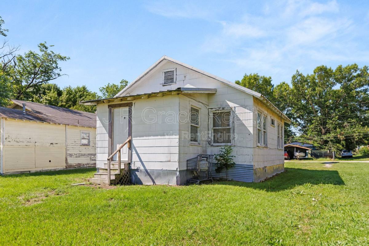 House for rent at 807 W Sabine St, Groesbeck, TX 76642