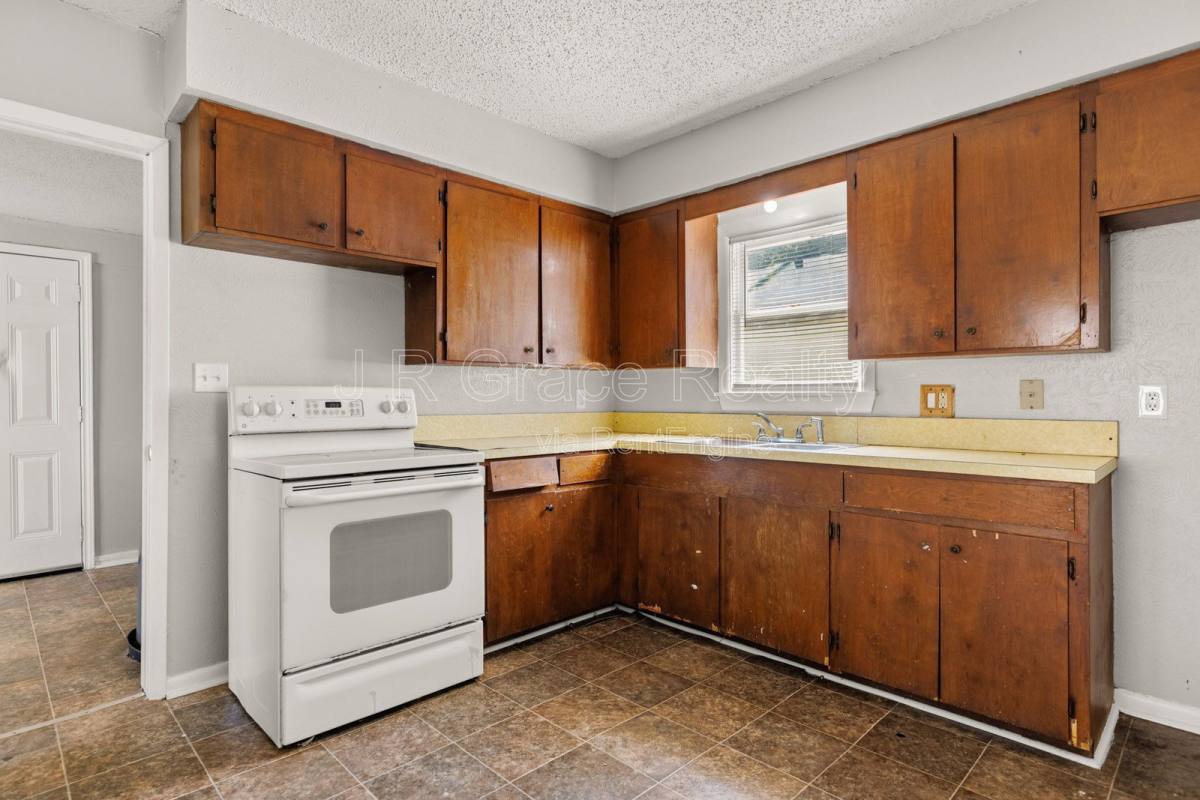 House for rent at 807 W Sabine St, Groesbeck, TX 76642
