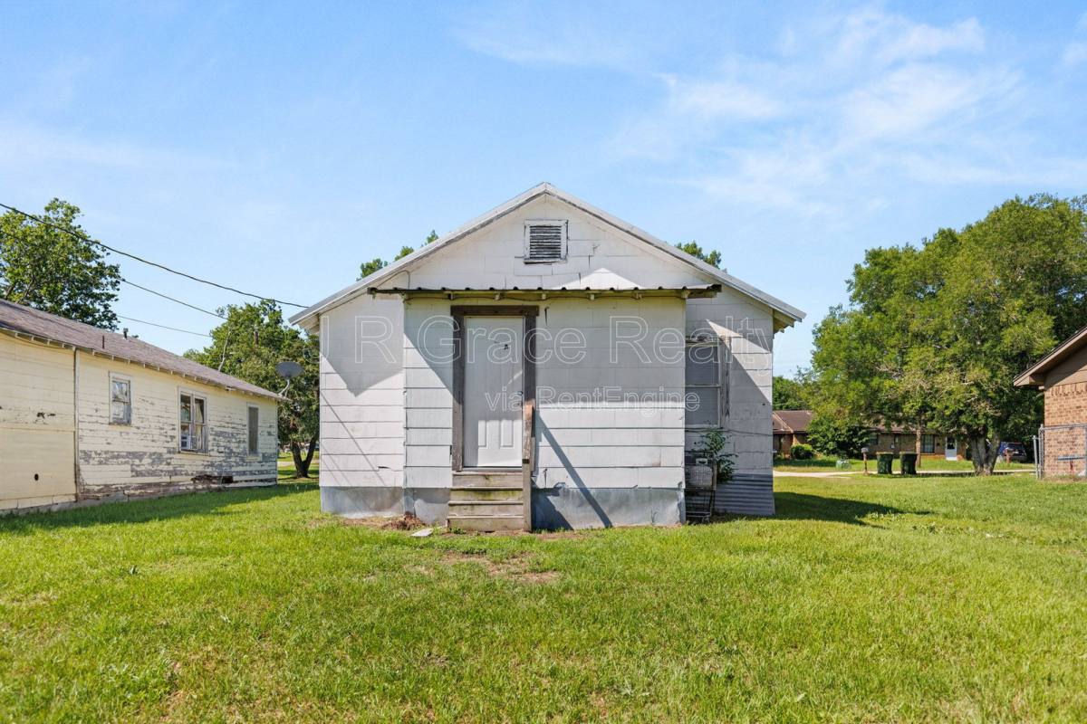 House for rent at 807 W Sabine St, Groesbeck, TX 76642