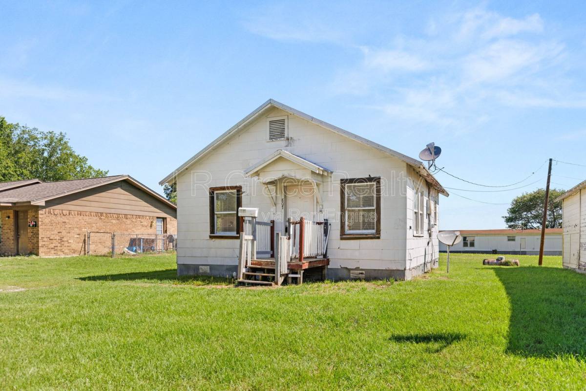 House for rent at 807 W Sabine St, Groesbeck, TX 76642