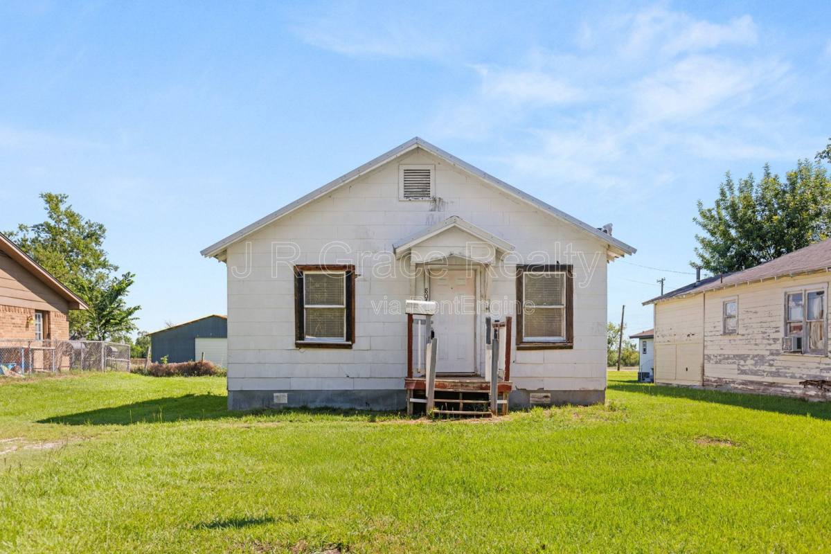 House for rent at 807 W Sabine St, Groesbeck, TX 76642