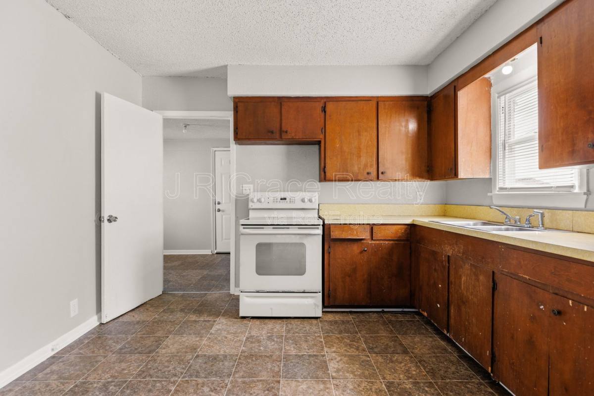 House for rent at 807 W Sabine St, Groesbeck, TX 76642