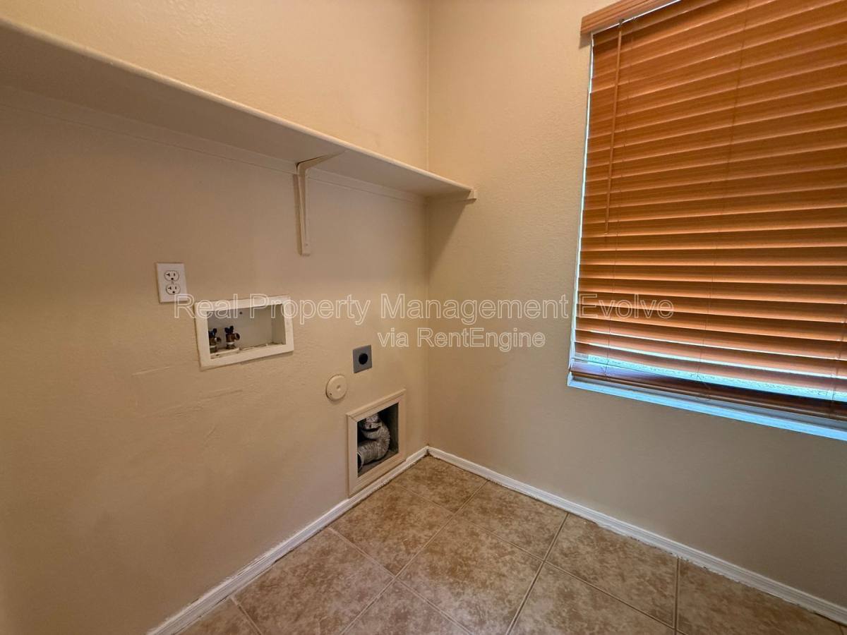 House for rent at 9559 W Monte Vista Rd, Phoenix, AZ 85037