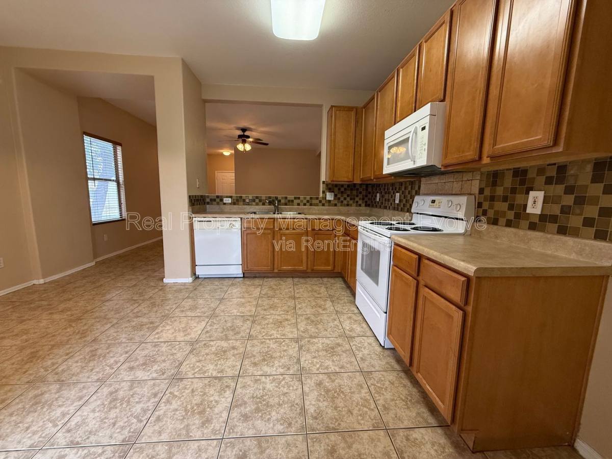 House for rent at 9559 W Monte Vista Rd, Phoenix, AZ 85037