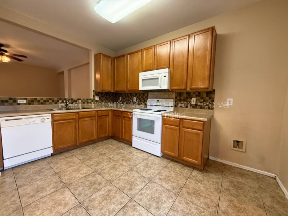 House for rent at 9559 W Monte Vista Rd, Phoenix, AZ 85037