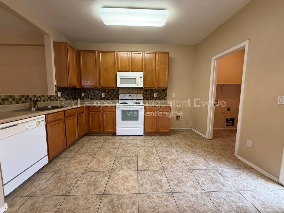 House for rent at 9559 W Monte Vista Rd, Phoenix, AZ 85037