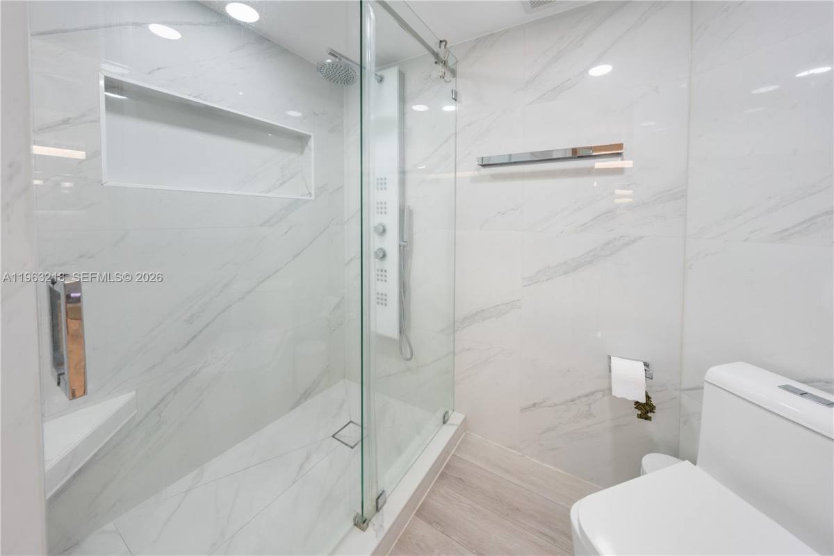 Apartment for rent at 3530 Mystic Pointe Dr, Miami, FL 33180
