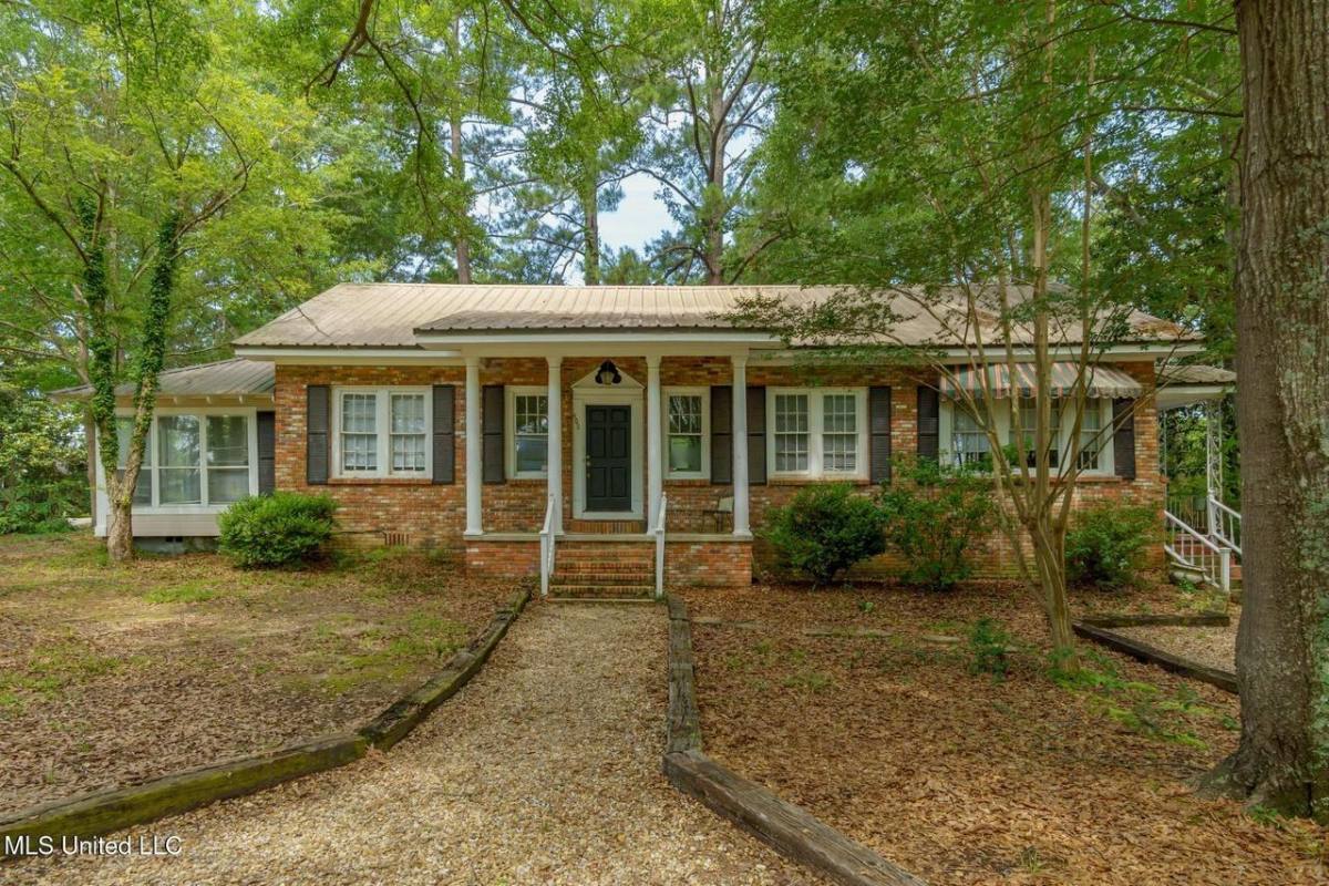 Apartment for rent at 400 N 37th Ave #A, Hattiesburg, MS 39401