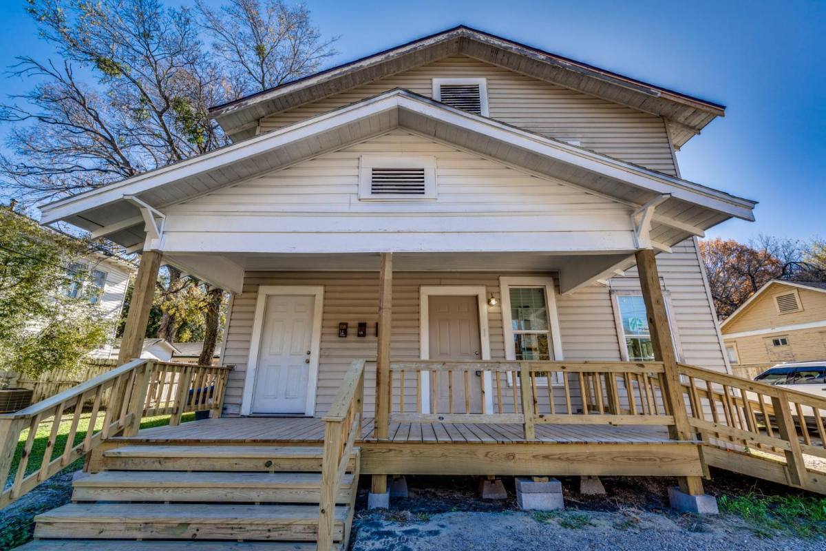 Apartment for rent at 1221 W 2nd Ave #A, Corsicana, TX 75110
