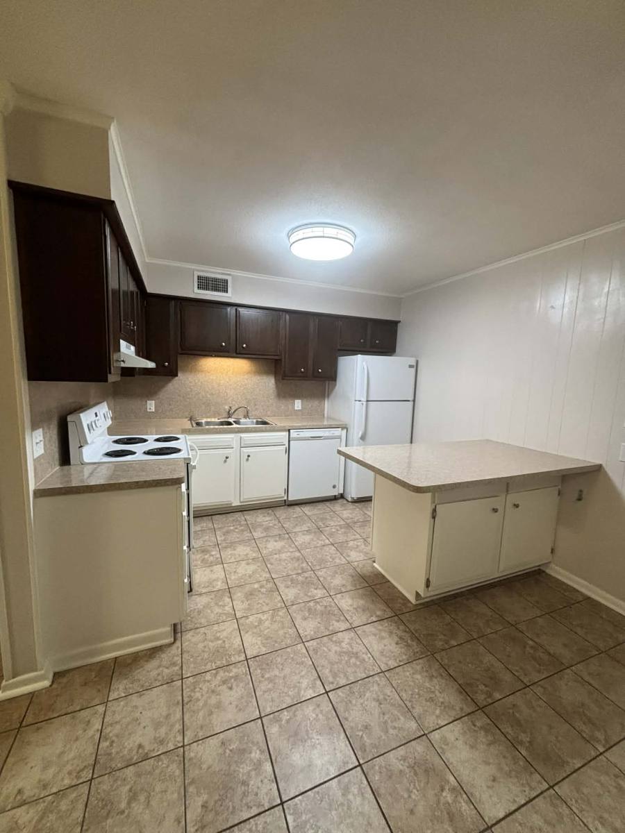 Townhouse for rent at 602 E S St, Lindale, TX 75771