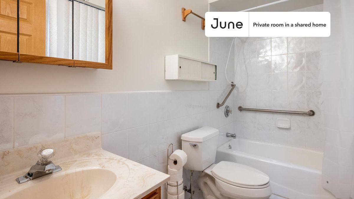 Apartment for rent at 1928 S Young Park Way #A, Chicago, IL 60616