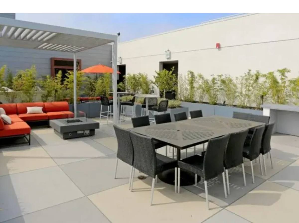 Apartment for rent at 535 S Kingsley Dr, Los Angeles, CA 90020