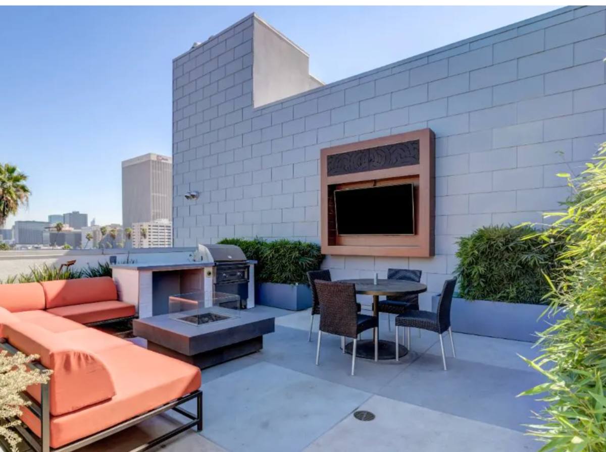 Apartment for rent at 535 S Kingsley Dr, Los Angeles, CA 90020