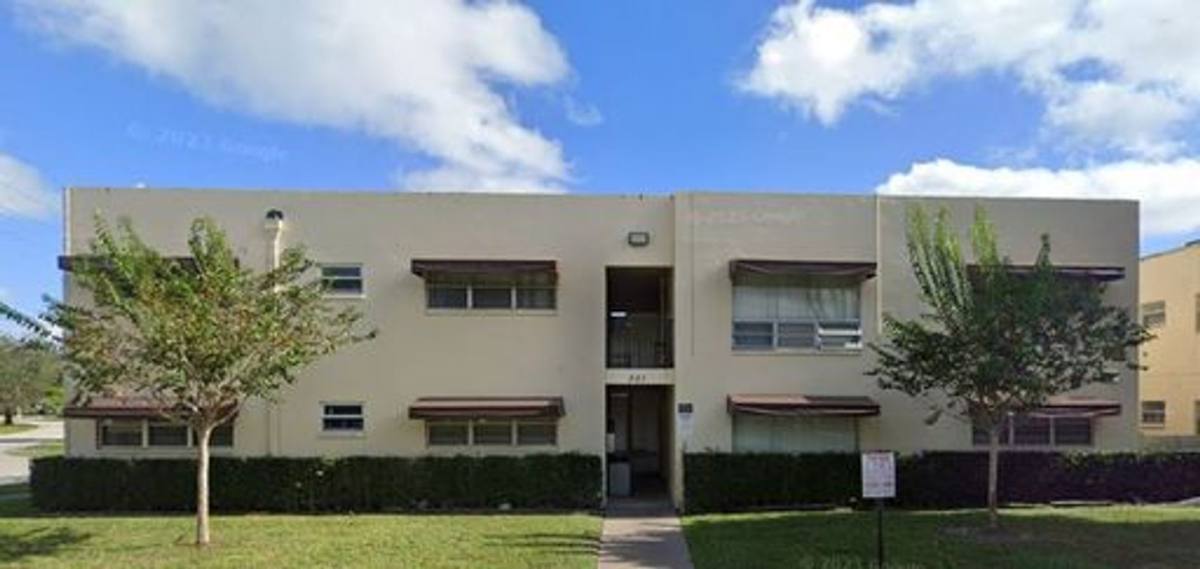 Apartment for rent at 301 S Crescent Dr, Hollywood, FL 33021